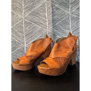 FREE PEOPLE Women's Revolver Leather Tie Up Wooden Sole Clog in Tan.‎ Size 36
